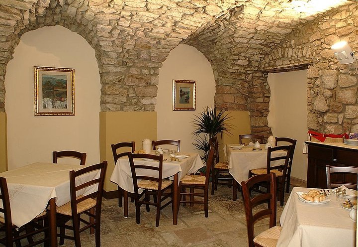 Italy-Bosa-Dining