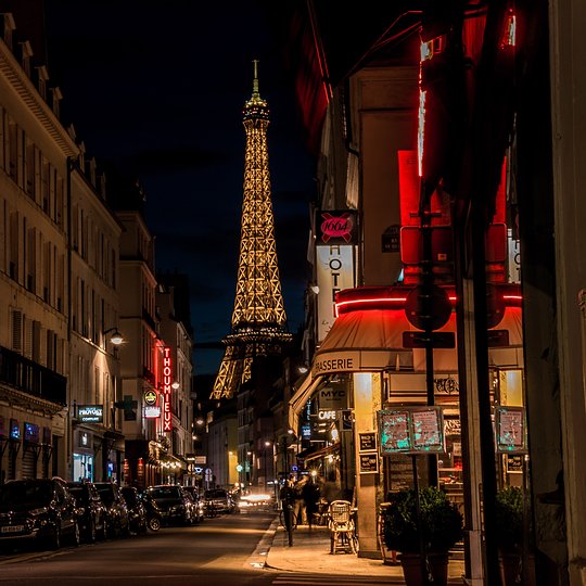 Enjoy Parisian streets with locals 