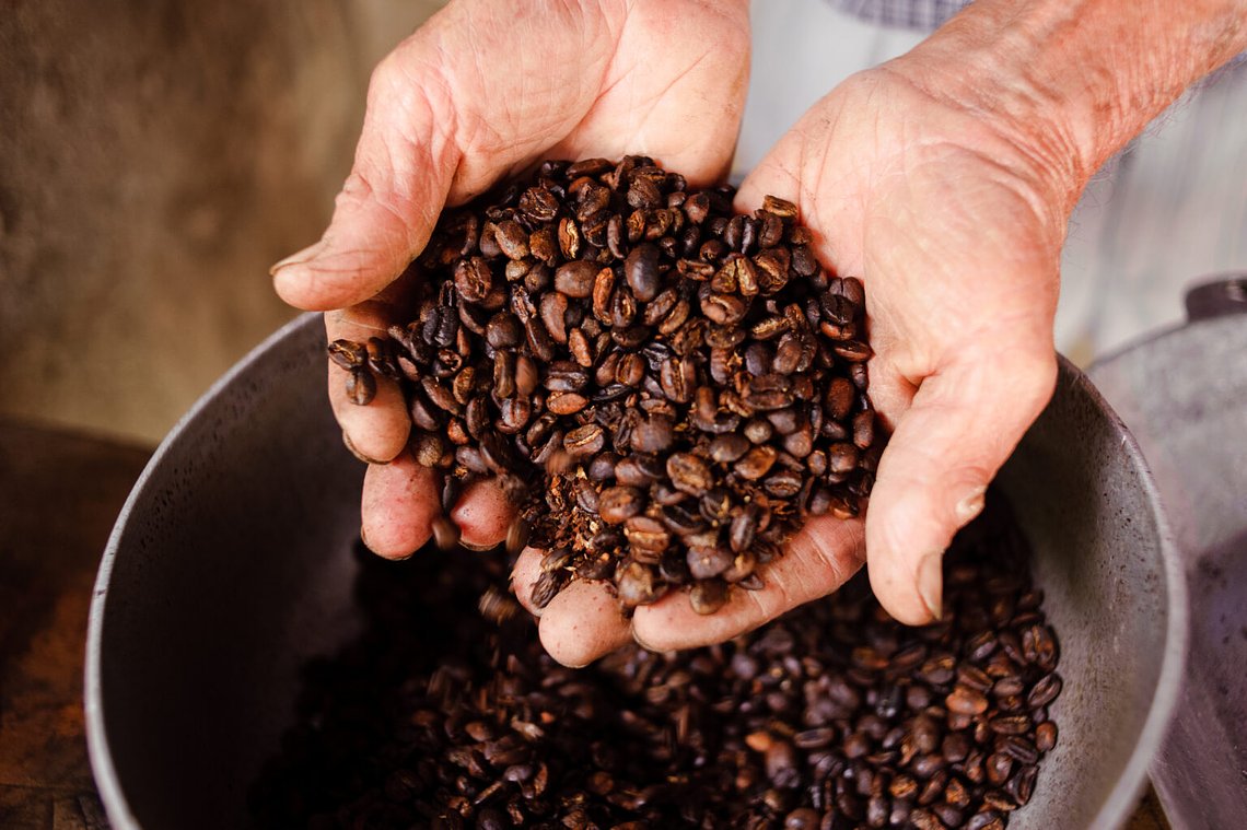 Handswithcoffeebeans147045170_4256x28321536x1022